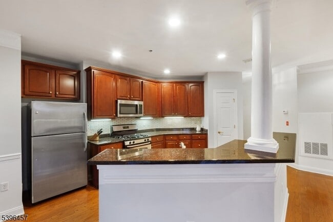 Building Photo - 265 Victoria Dr