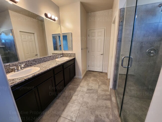 Building Photo - 3 bedroom/ 2 bathroom home located in a cu...