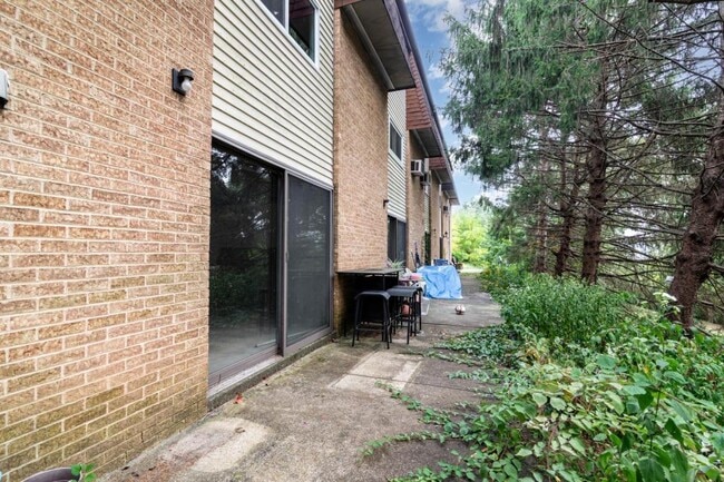 Building Photo - 450 Valley St