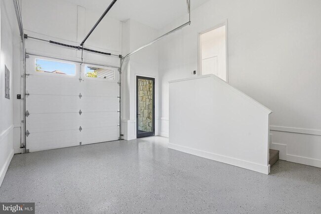 Building Photo - 1513 Oakview Dr
