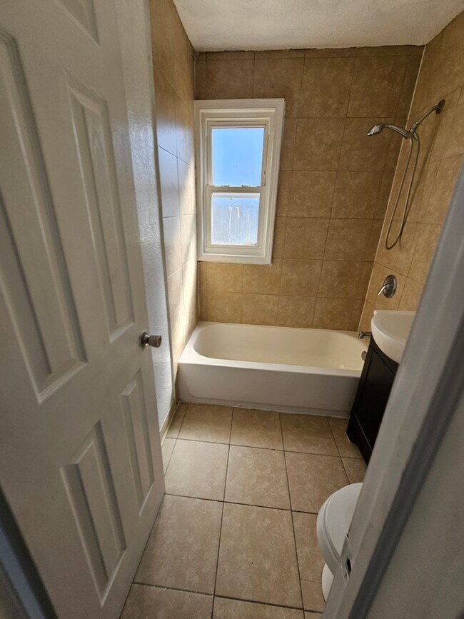 Building Photo - 3 Bedroom For rent ON S Central