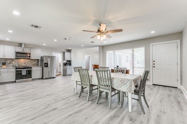 Building Photo - 3 Bedroom/2 Bath Los Angeles Heights Subdi...