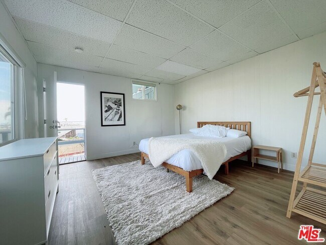 Building Photo - 9432 Sierra Mar Pl