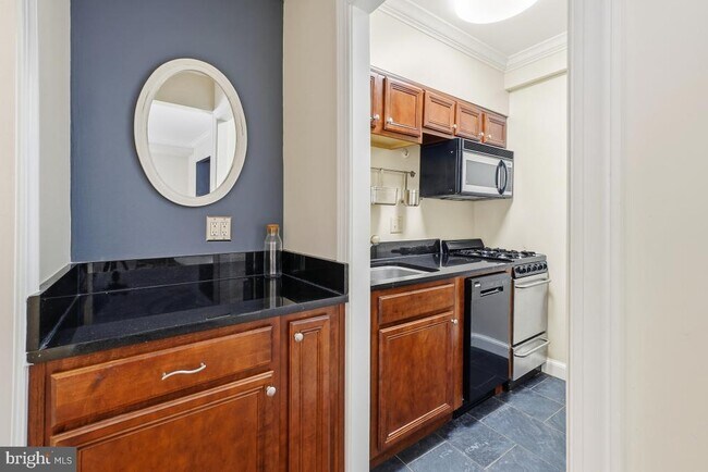 Building Photo - 906 S Washington St