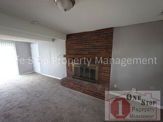 Building Photo - The Perfect 3 bedroom/2 bathroom home in Grandview, MO!