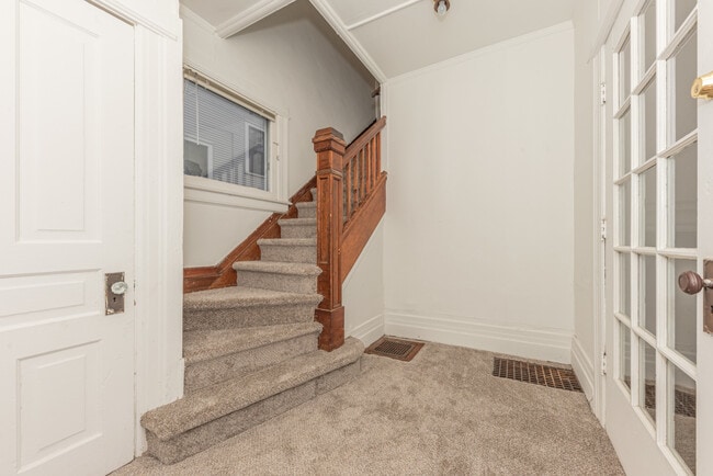 Building Photo - 808 E Ann St