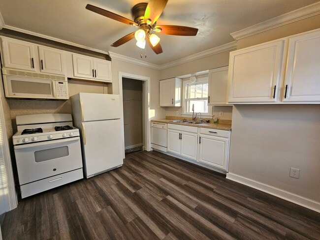 Building Photo - 3 bedroom, 1 bath home with attached garage, off Mt. Vernon Rd.