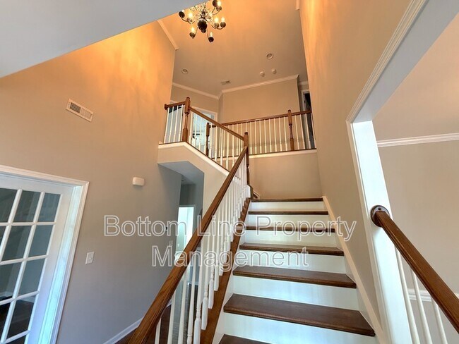 Building Photo - 15007 Skypark Dr
