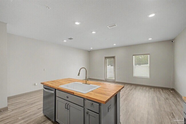 Building Photo - 9055 Golden Eye Dr
