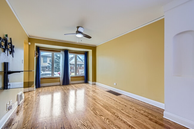 Building Photo - 6112 S Kilbourn Ave