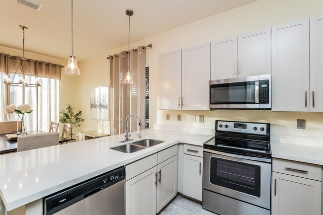 Building Photo - Annual rental - 3 bedroom / 2.5 bath - Fully furnished