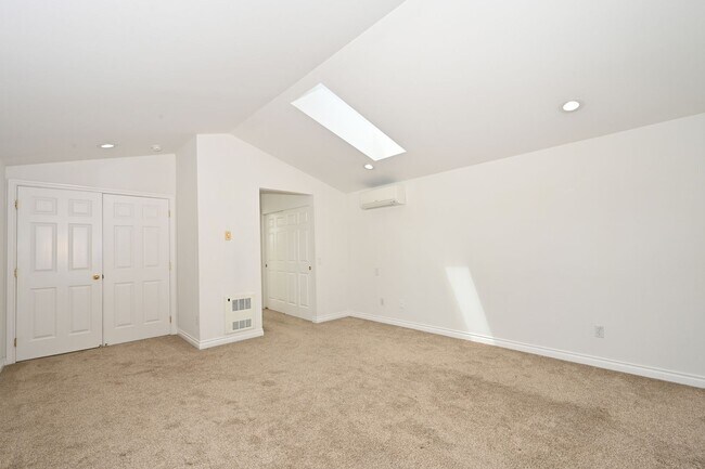 Building Photo - 3-Story Greenlake Home - Private Yard and ...