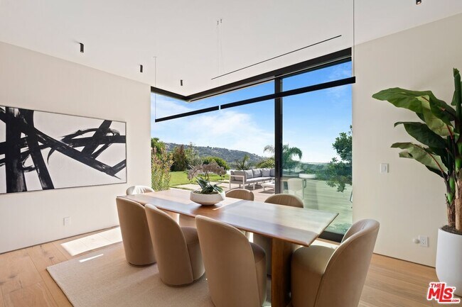 Building Photo - 2501 Banyan Dr