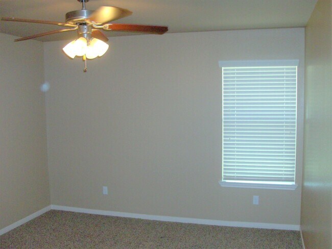 Building Photo - 3/2 Duplex off Bunny Trail Killeen - Text 201-231-7228 for more details