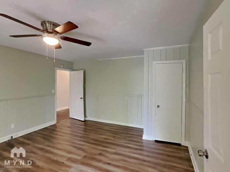 Building Photo - 5201 Pinebrook Dr
