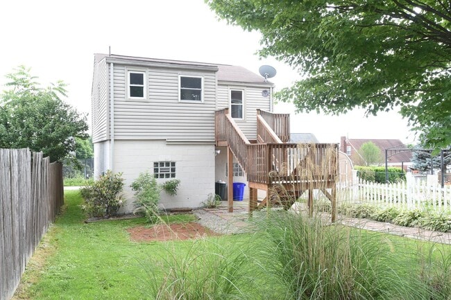 Building Photo - 2-Bedroom, 1-Bath Single-Family Home with Integral Garage and Renovated Interior for Rent