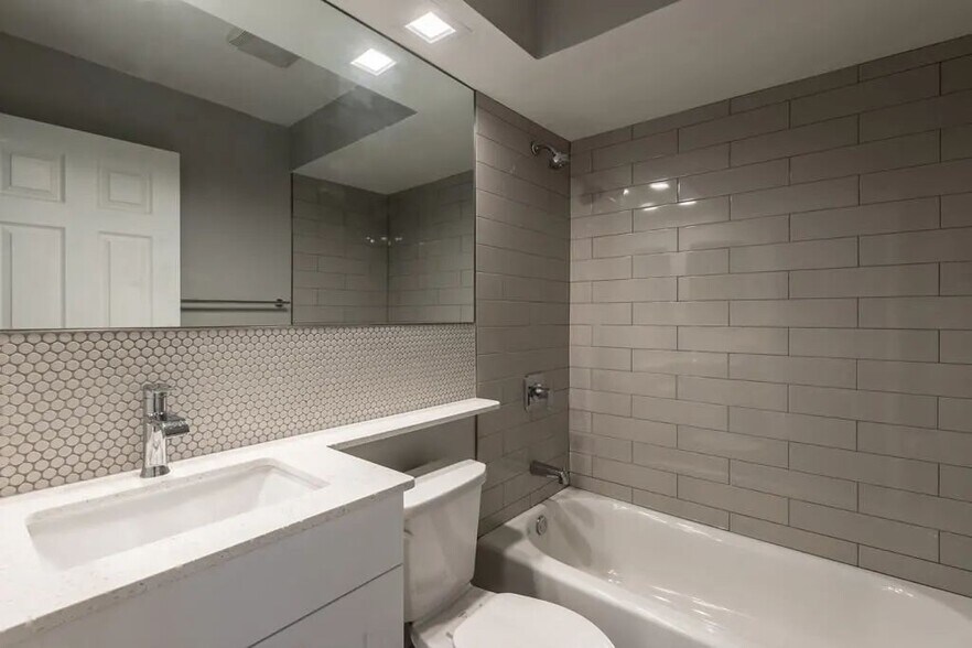 Building Photo - 6725 N Sheridan Rd