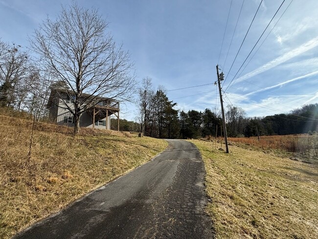 Building Photo - Private 3 bed 2bath house in North Johnson City! - Available NOW