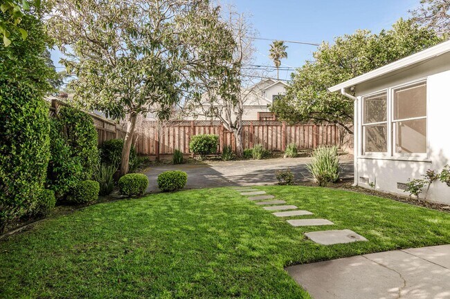 Building Photo - Beautiful 3 Bedroom / 2 Bath Single Family House in Burlingame!