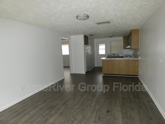 Building Photo - 1121 S 70th St