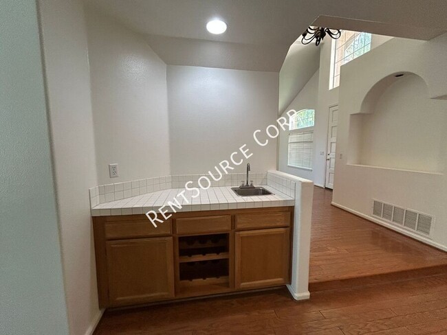 Building Photo - 3210 Lantana Ct