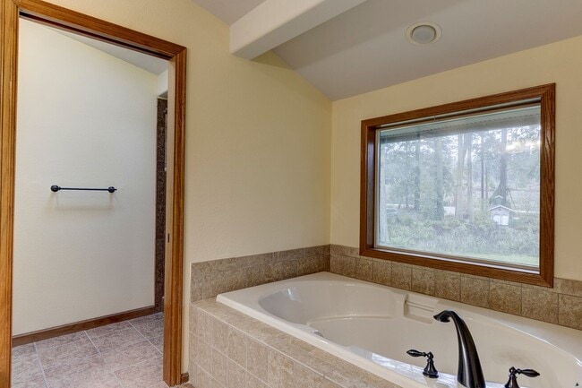 Building Photo - 3 Bedroom 2.5 bathroom nestled in woods with water view