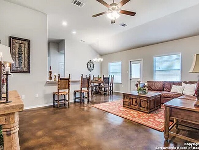Building Photo - Beautiful Duplex in Seguin!