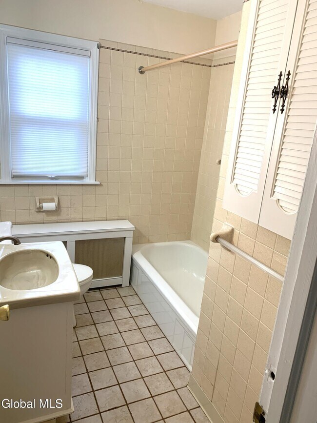 Building Photo - 15 Grounds Pl