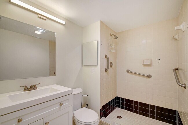 Building Photo - 5519 Fairway Park Dr