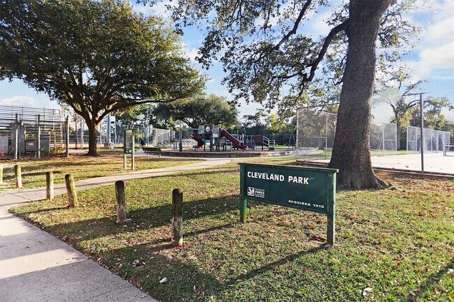 Building Photo - 5810 Venice St