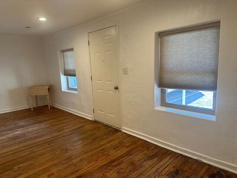 Building Photo - 212 S Leroux St