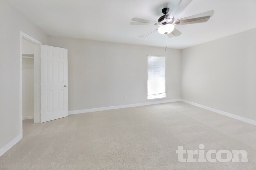 Building Photo - 1715 Evesham Dr