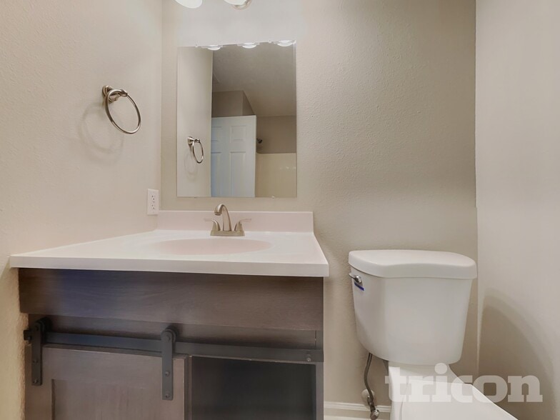 Building Photo - 9825 Rhodes Ln