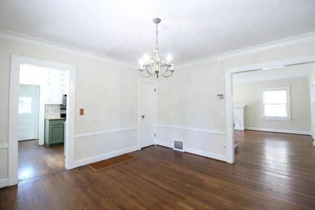 Building Photo - December FREE On This 3 Bedroom 1.5 Bath Home Just Minutes From Brookside