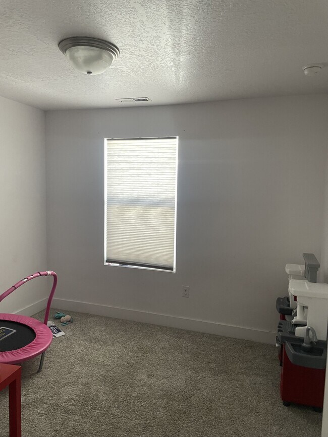 Building Photo - 3855 Gartmore Ln