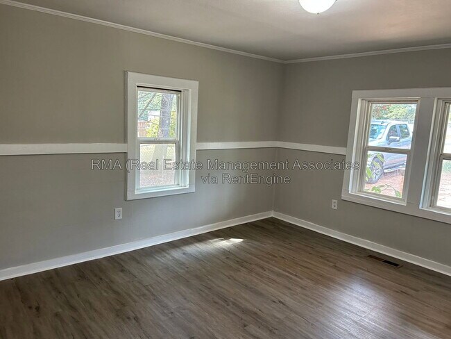 Building Photo - 302 Irving Ave