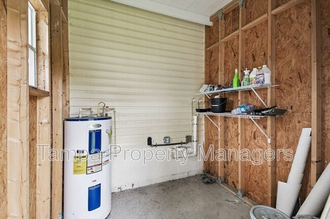Building Photo - 242 Country Ln
