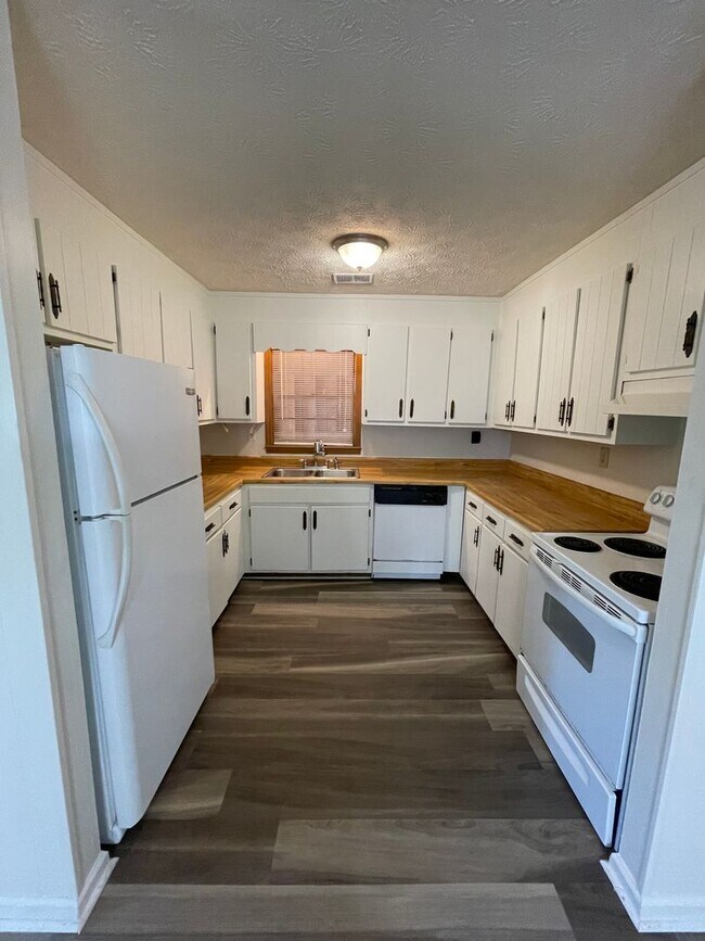 Building Photo - Secluded 2/1.5 Apartment East Rome $1,095