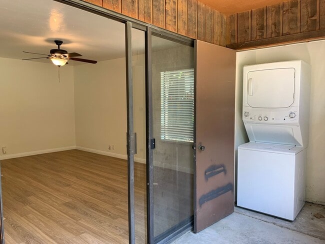 Building Photo - UPDATED2 Bed/2 Bath Alpine Oaks Condo