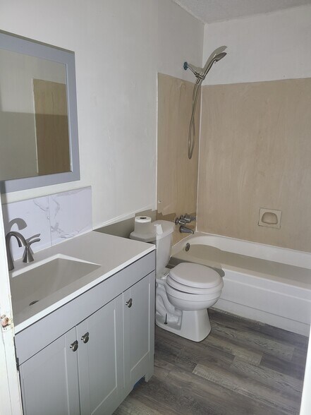 Main Bathroom - 11625 Sherwood Valley Ct
