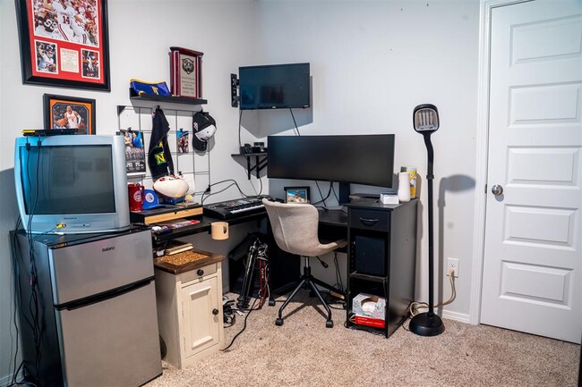 Building Photo - 1103 Stallion Dr