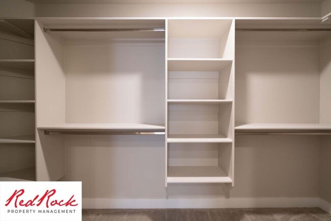 Building Photo - Spacious End Unit Townhome in Hurricane He...