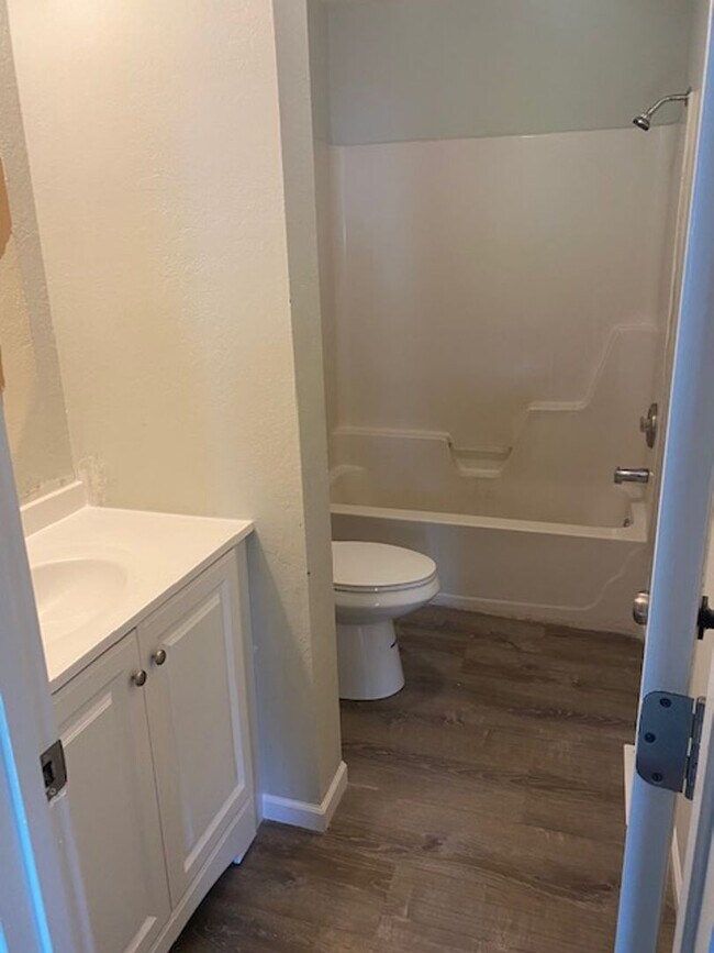 Building Photo - Three Level Condo with Garage