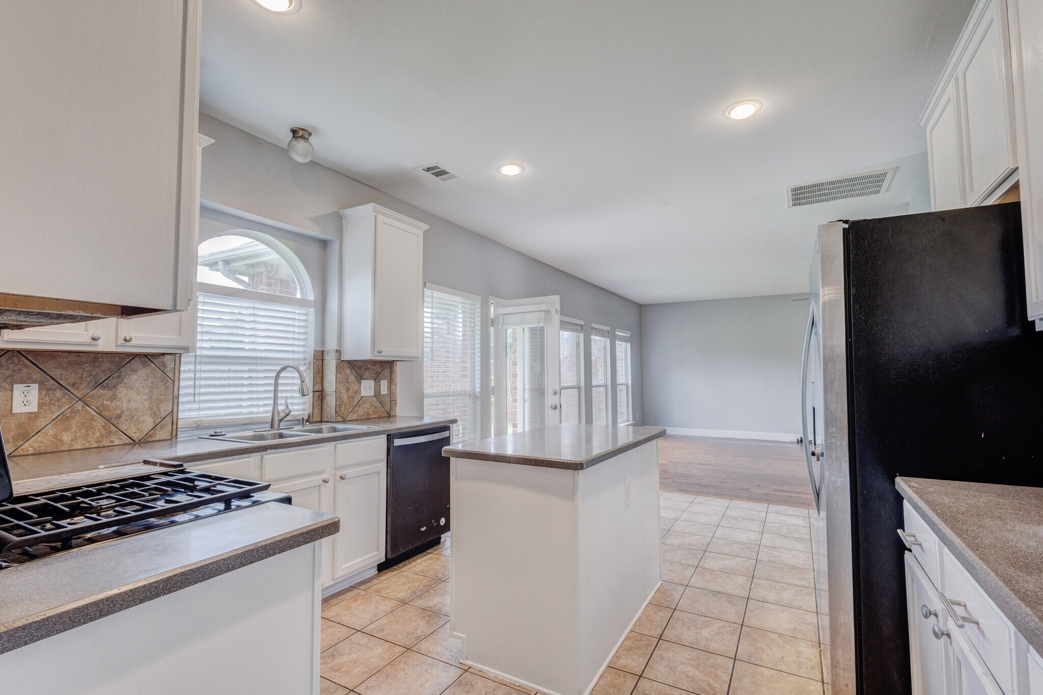 Building Photo - 6107 Lakecrest Dr