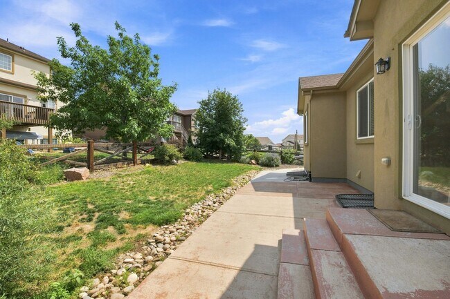 Building Photo - 8238 Hollygrape Ln