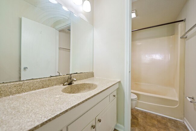 Building Photo - 3 bedroom, 2 bath in Bolinwood!