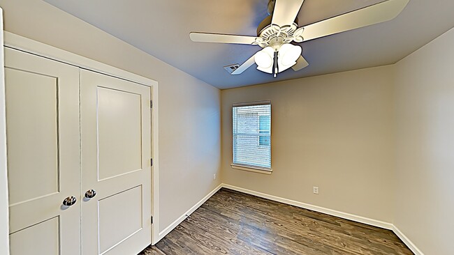 Building Photo - 3 Bedroom 2 Bath Duplex Near Tinker AFB!