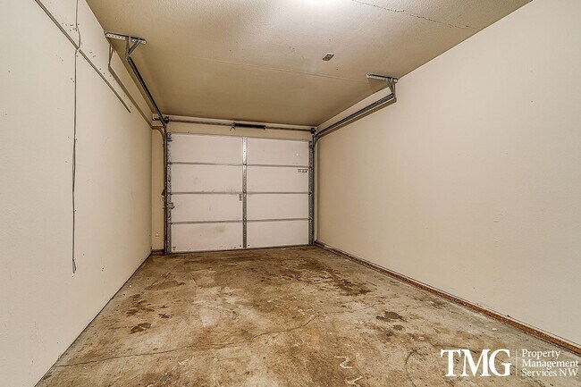 Building Photo - 2 Bedroom Duplex W/ attached garage in Was...