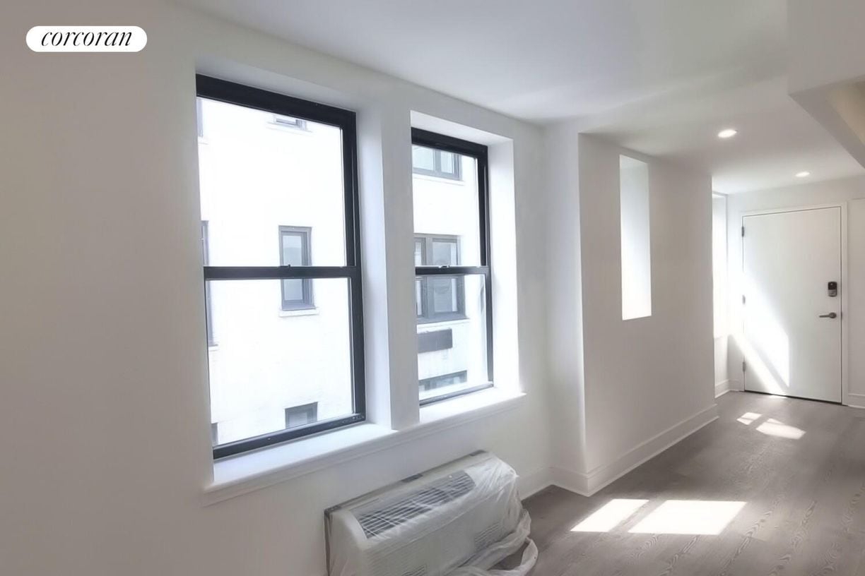 Building Photo - 45 W 81st St