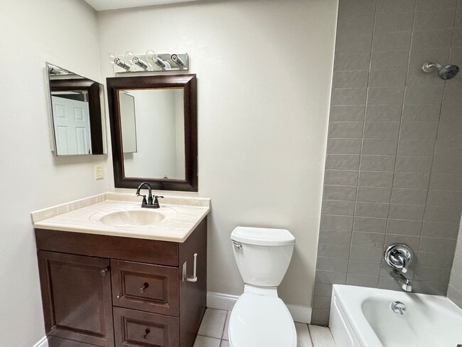 Building Photo - Gorgeous 4 BR country estate home with pool on 3 Acres